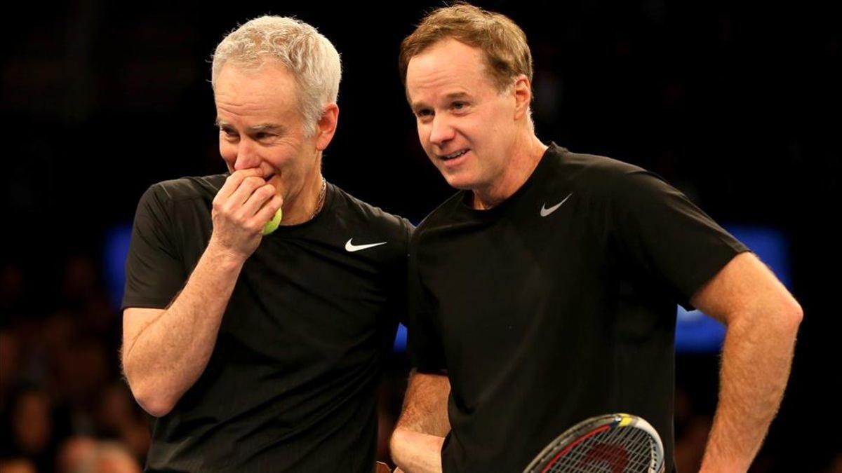 Patrick McEnroe, a la derecha, junto a su hermano John