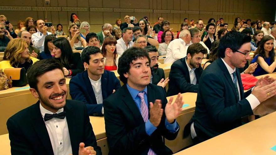 Jóvenes de Geología, muy sonrientes, durante el acto de graduación, ayer celebrado en su Facultad.