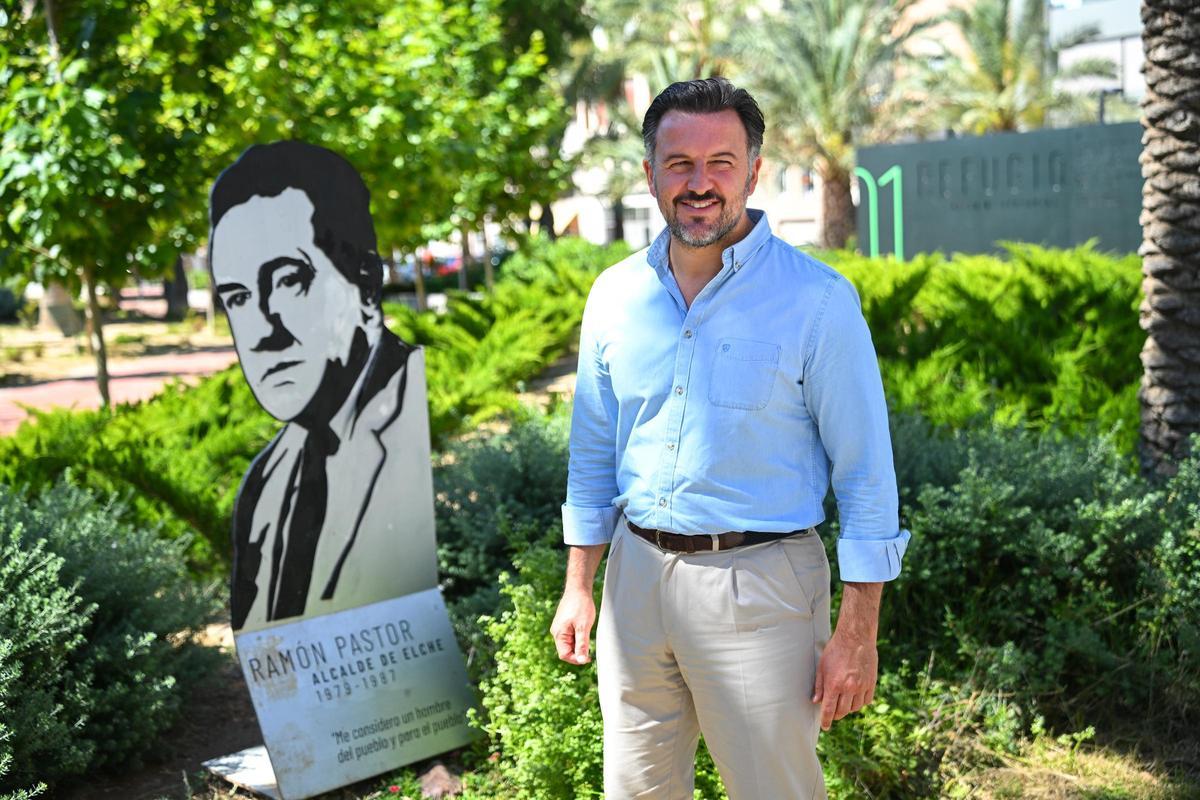 Pablo Ruz, junto a la figura que recuerda a Ramón Pastor, primer alcalde de la democracia en Elche.