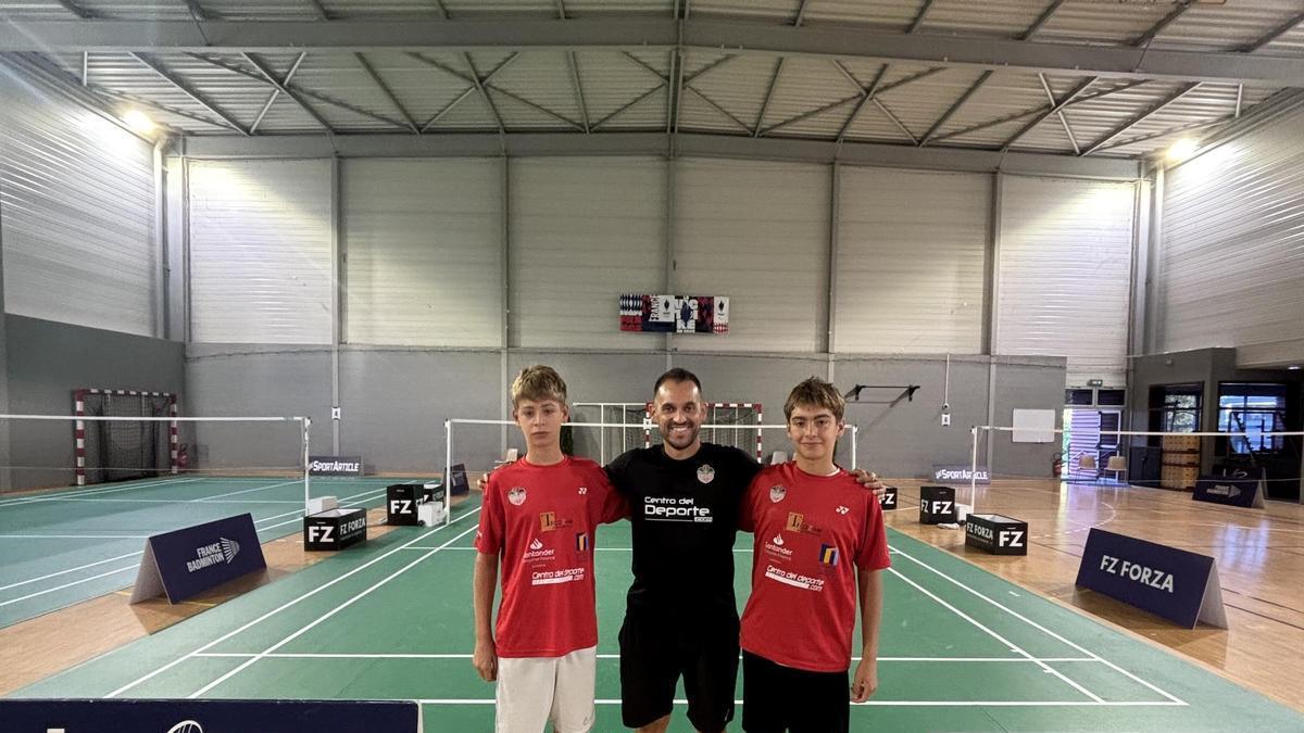 Félix y Demetrio Pinto, junto al entrenador del Bádminton Zamora, Aitor Llandres