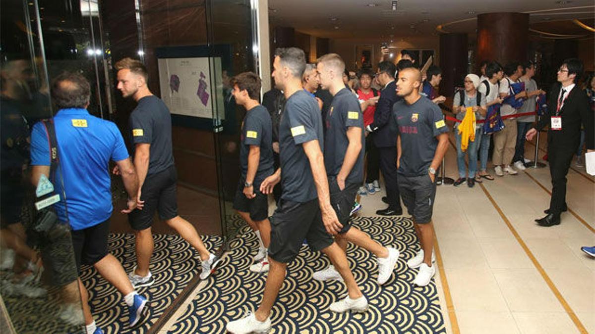 Así salían los jugadores del Barça del hotel rumbo al acto de presentación de Rakuten