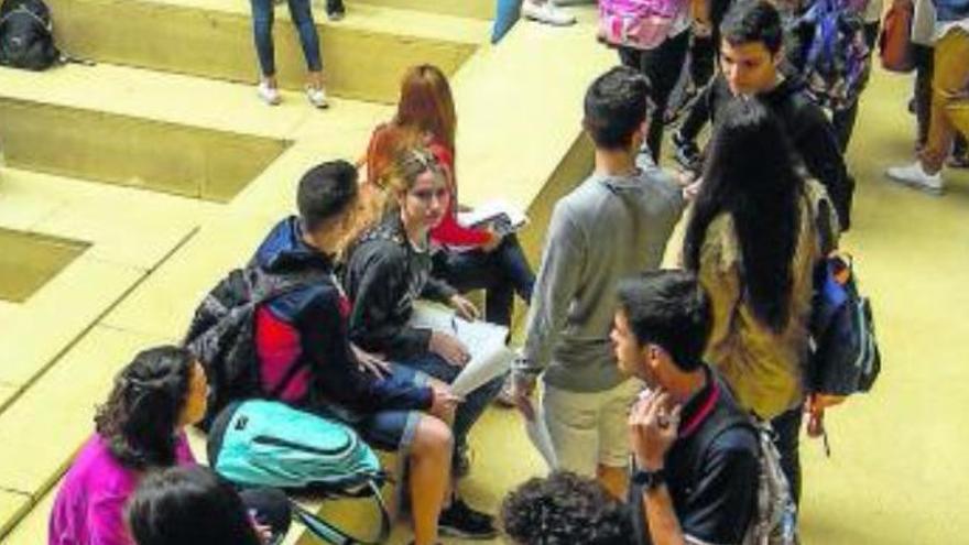 Educación concede la beca a un tercio de los universitarios que la solicitan