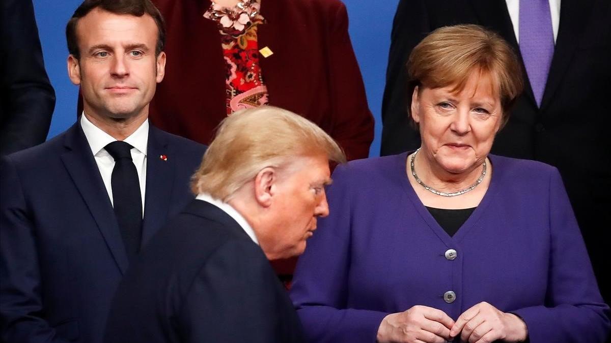 Trump pasa ante Macron y Merkel antes de posar para la foto de familia de la cumbre de la OTAN en Londres.