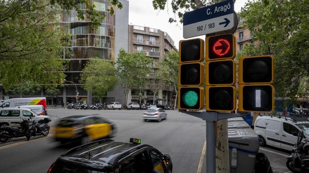 El semáforo de Muntaner con Aragó.