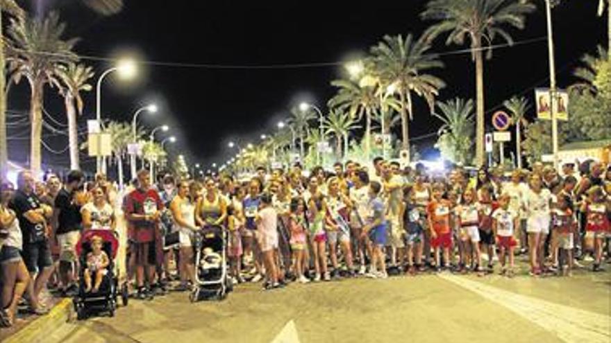 Una loca carrera de pijamas emula el Carnaval de Vinaròs para los turistas