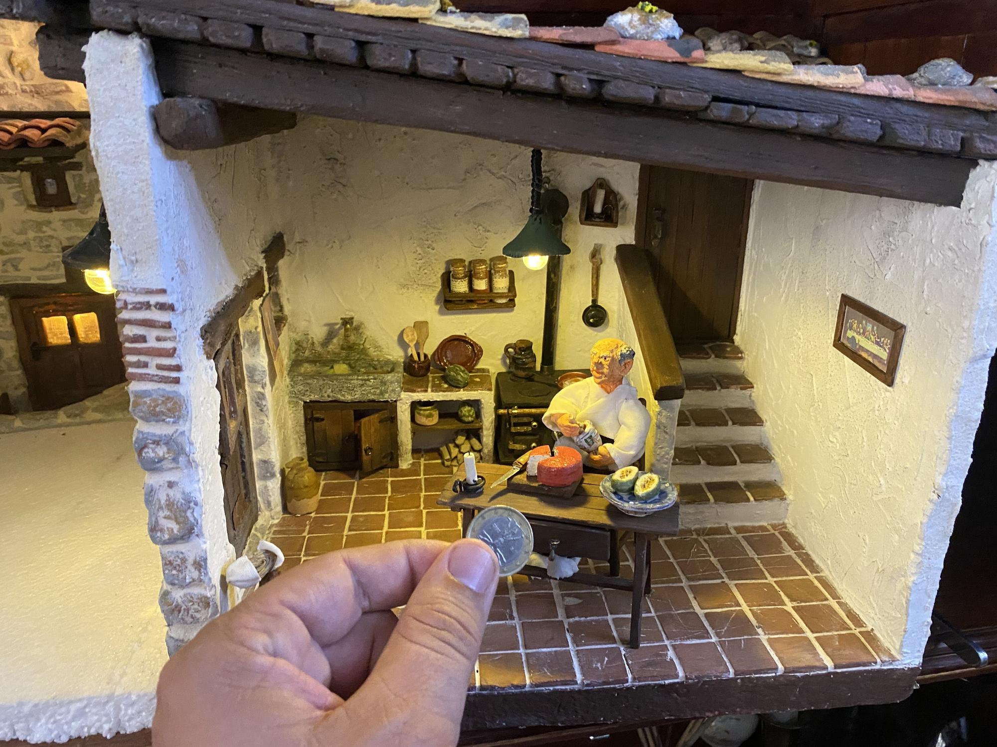 El vecino de Villores que recrea las casas de su pueblo en miniatura