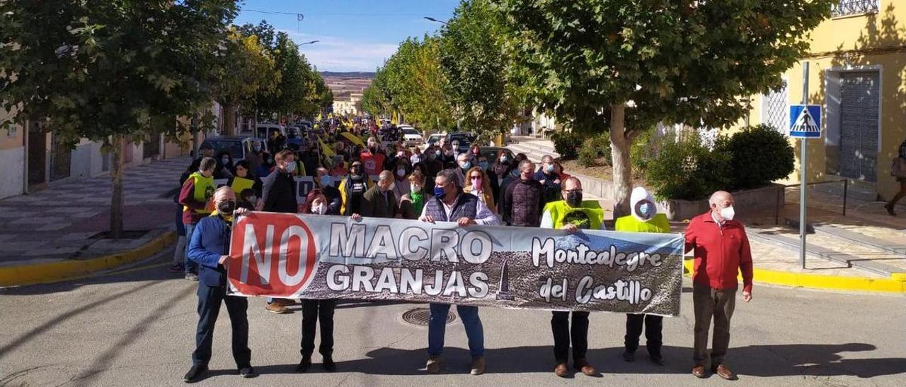 Protesta en Montealegre del Castillo contra la macrogranja del Arabí