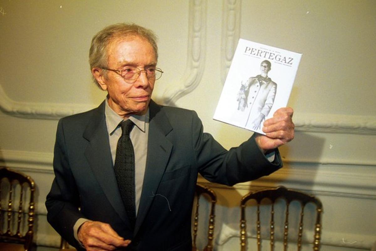 Pertegaz, en l’acte de presentació del seu llibre a Barcelona el 2001. Pertegaz, en l’acte de presentació del seu llibre a Barcelona el 2001.