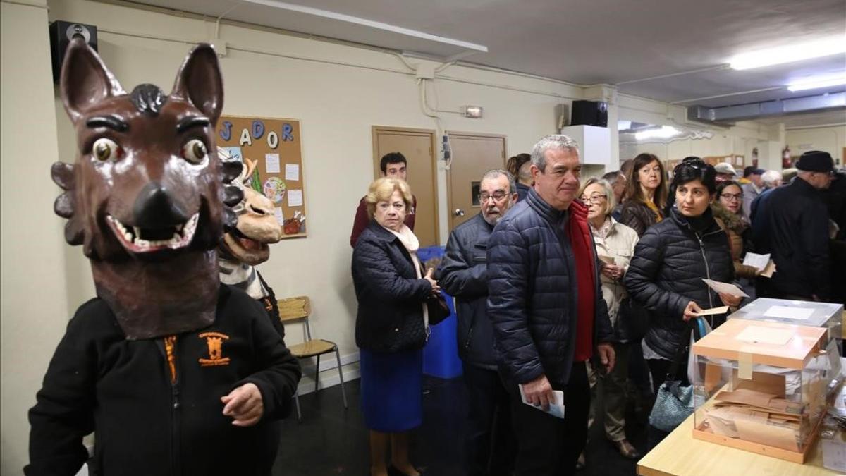 Elecciones. Votaciones en el colegio Santa Marta de L'Hospitalet de Llobregat