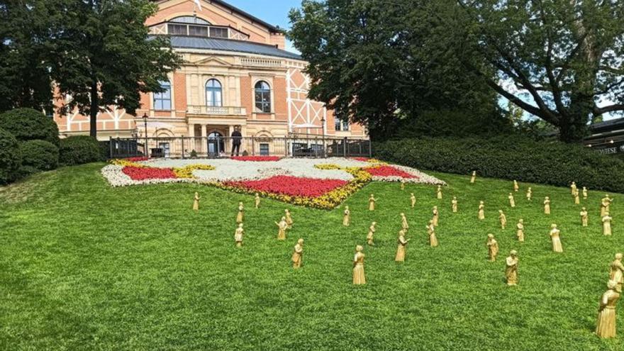 Aspecto de la verde colina con el teatro al fondo.