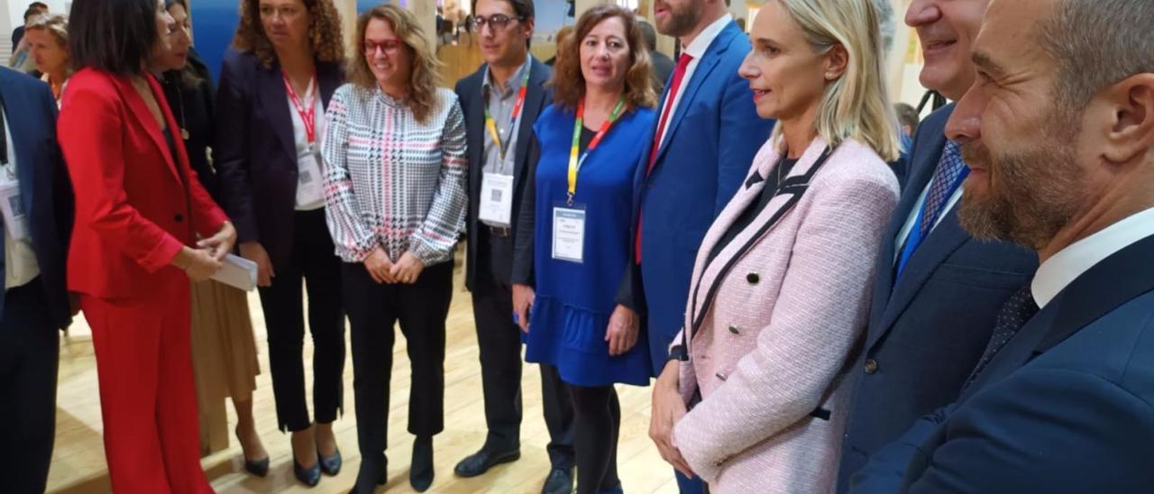 Foto de grupo en la que aparecen el secretario de Estado de Turismo, junto a la presidenta del Govern, y el presidente del Consell. | J.M.L.R.