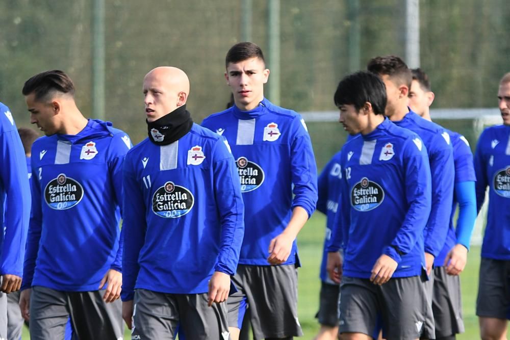 El Deportivo regresa a los entrenamientos tras el descanso con una sesión de larga duración sobre el cesped.