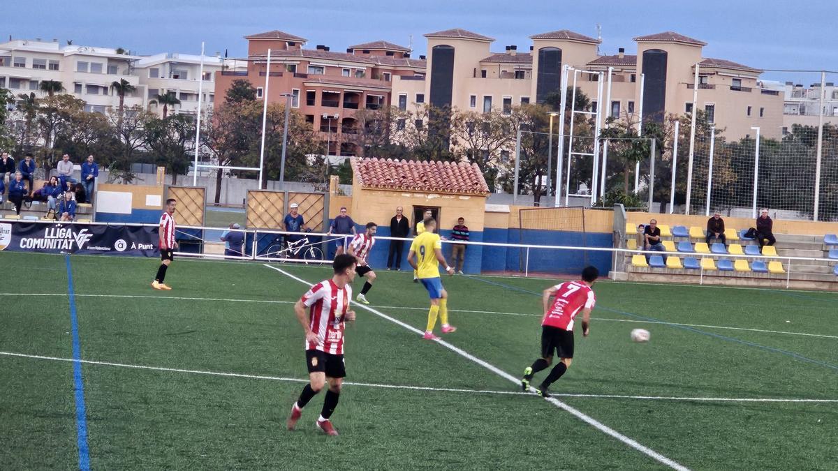 Un lance del partido entre l'Olleria y el Dénia, el pasado domingo.