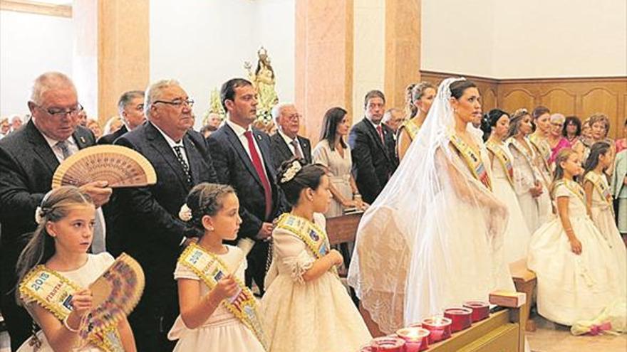 Peñíscola honra a su patrona con la ofrenda de flores y los bailes típicos