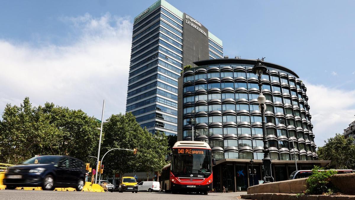 Edificio del Grupo Godó en la Av. Diagonal junto la Pça.Francesc Macià