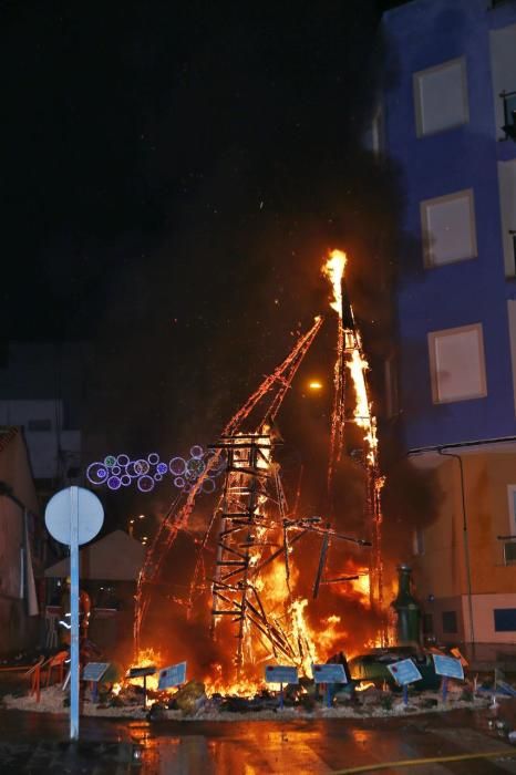 Cientos de personas, la mayoría adolescentes que quisieron disfrutar de la "cremá" y posterior "bañá" de los bomberos, se acercaron al barrio del Calvario para ver arder su hoguera