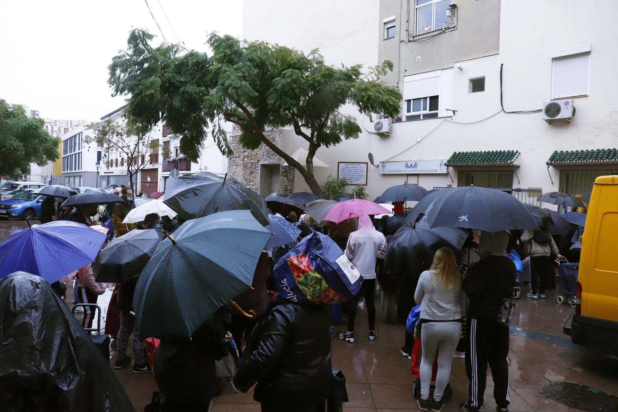 Los Ángeles Malagueños de la Noche reparten sus menús de Nochebuena