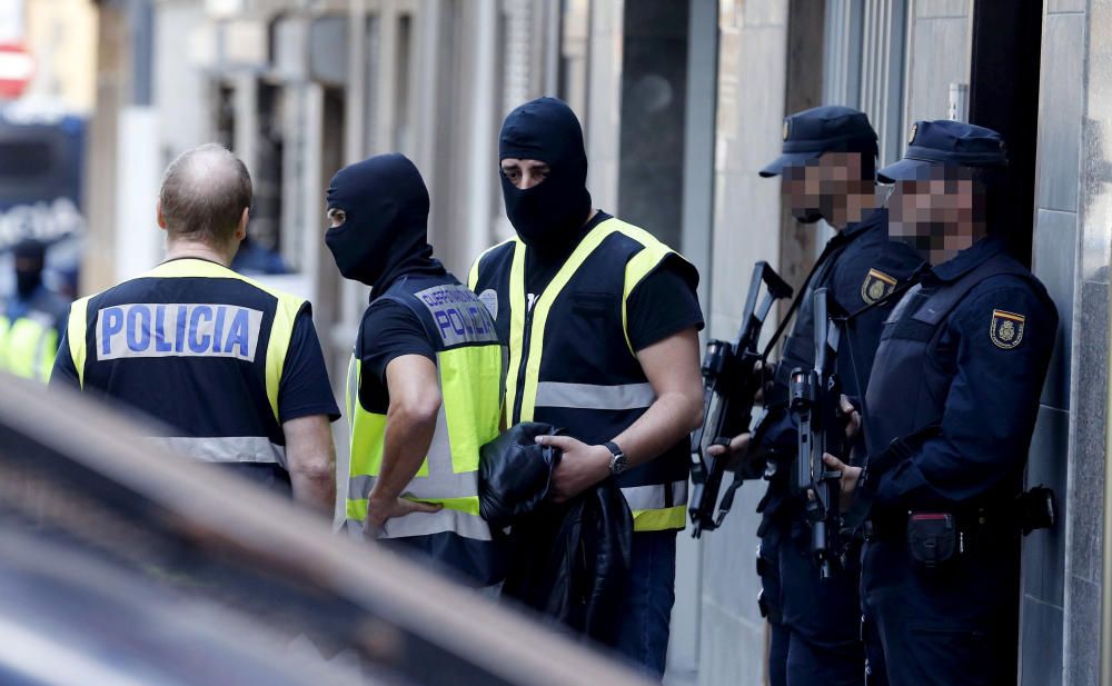 LA POLICÍA REGISTRA UN PISO DEL BARRIO ...