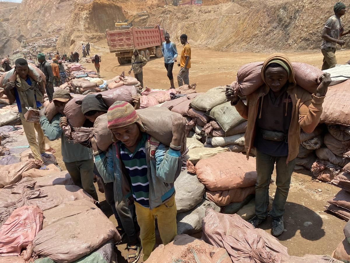 Mineros del Congo cargan con cobalto extraído del subsuelo