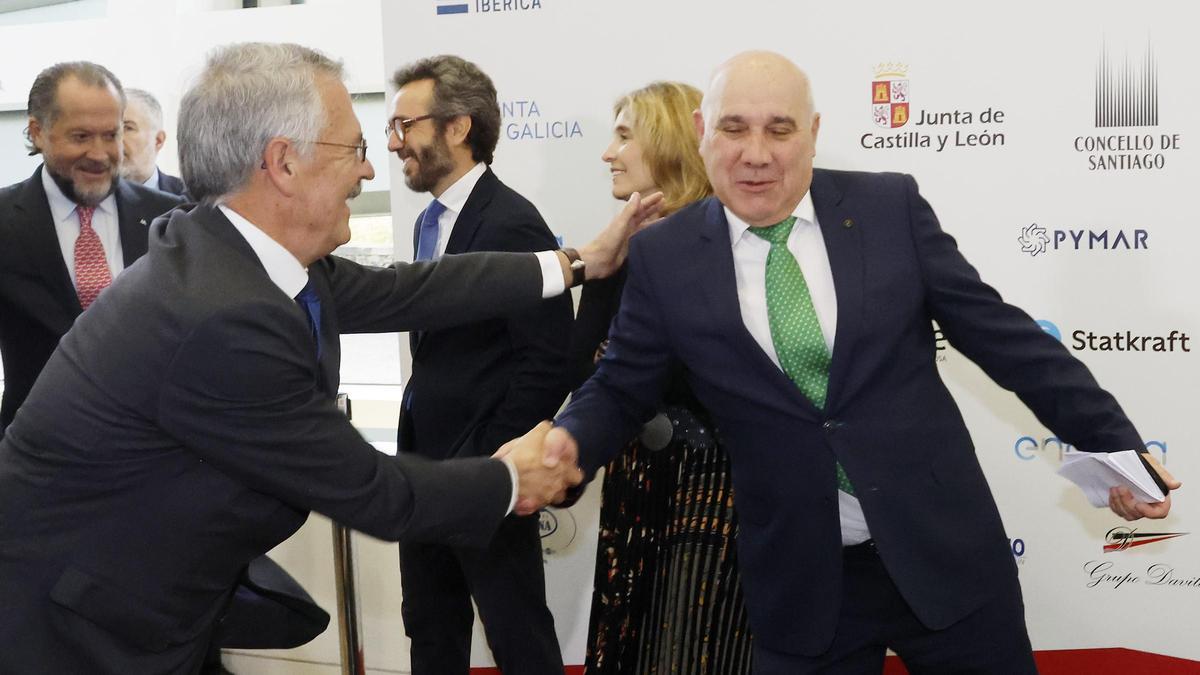 Isidoro Nicieza saluda a Laudelino Alperi.