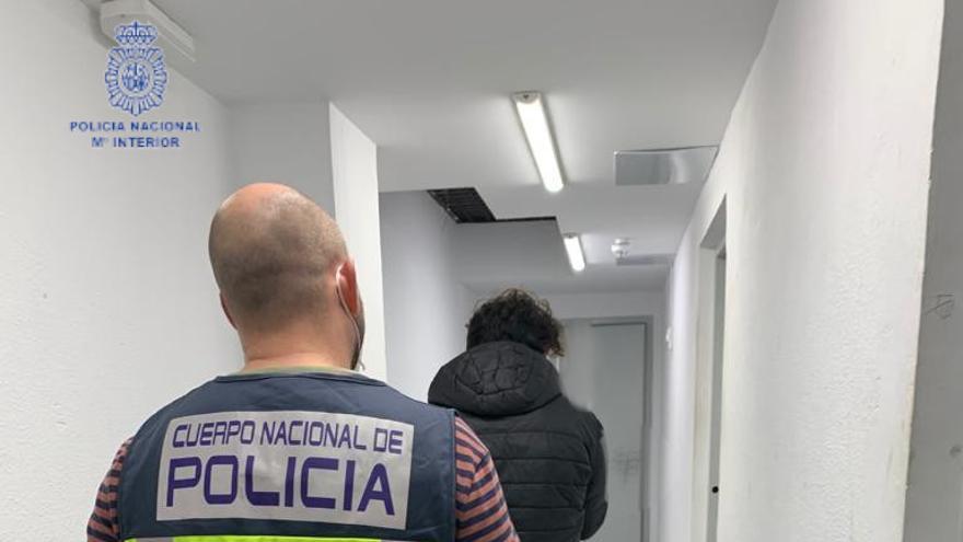 Un agente custodia al detenido en la Jefatura de Policía de Palma