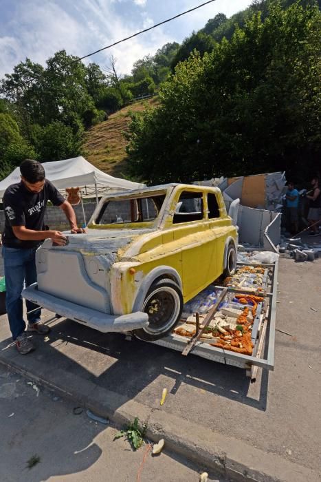 Preparación de embarcaciones del descenso floklórico de Laviana