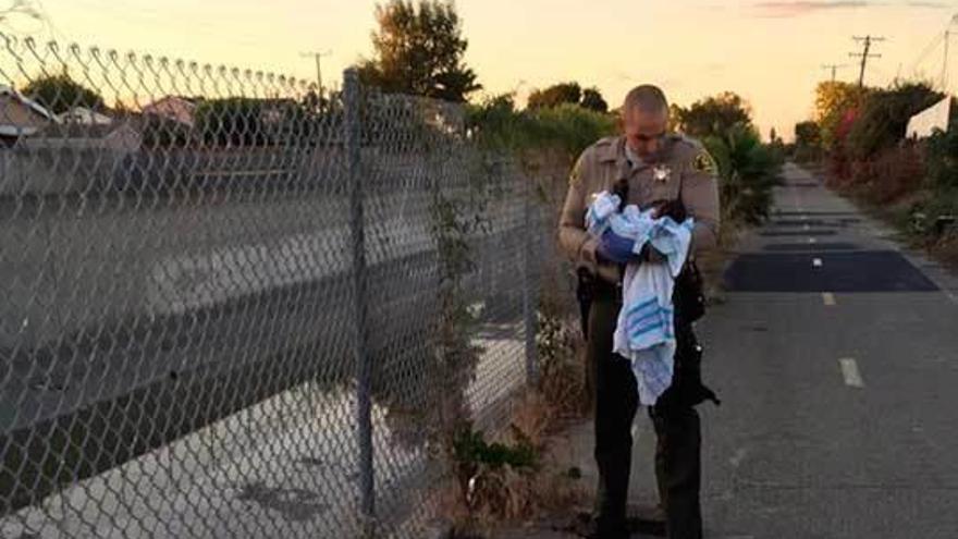 Dos policías de Los Ángeles rescatan a una recién nacida enterrada viva junto a un canal