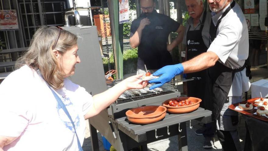 La plaza de abastos celebró el San Juan con una degustación de productos del mercado