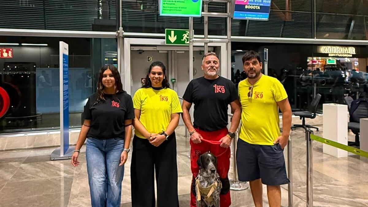 El policía local de Montilla David Pino y Grey, su perro, junto al resto de integrantes de la misión, antes de tomar el vuelo a Bogotá para participar en las labores de rescate tras el terremoto de Colombia.