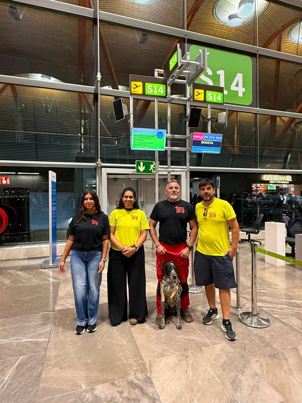 El policía local de Montilla David Pino y Grey, su perro, junto al resto de integrantes de la misión, antes de tomar el vuelo a Bogotá para participar en las labores de rescate tras el terremoto de Colombia.