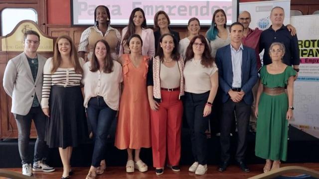 María Teresa Ortega, Daniela Saputi y Eduardo Manrique de Lara con los participantes en la primera edición de ‘Prototipando para Emprender’.