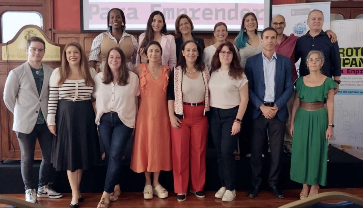 María Teresa Ortega, Daniela Saputi y Eduardo Manrique de Lara con los participantes en la primera edición de ‘Prototipando para Emprender’.