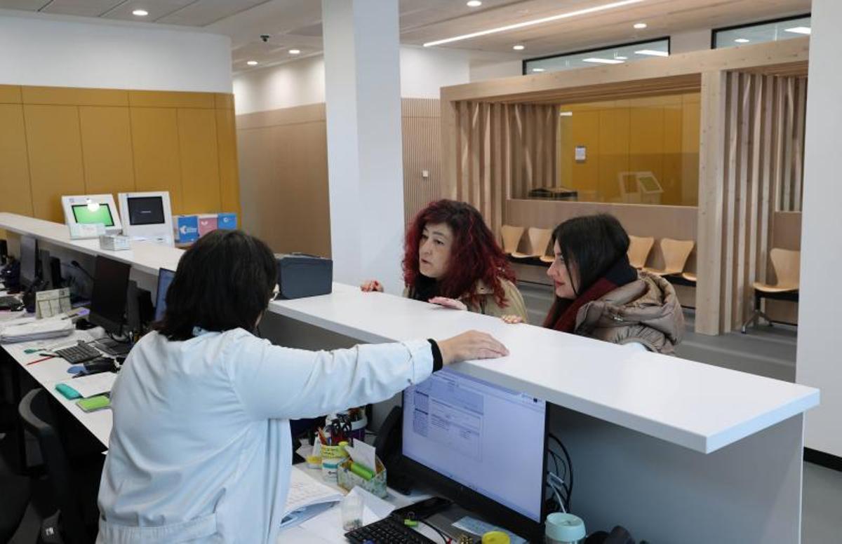 Dos mujeres en el mostrador del nuevo centro de salud.
