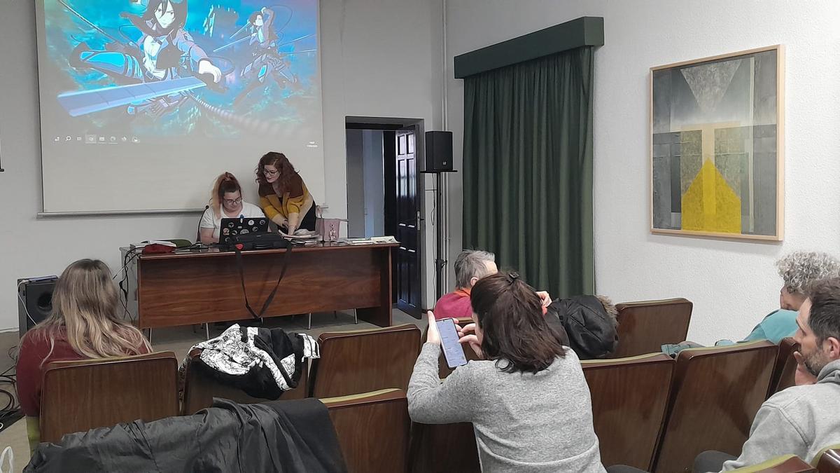 Cristina Oliveros imparte el taller "Locutando que es gerundio" en la Casa de Cultura de Toro.
