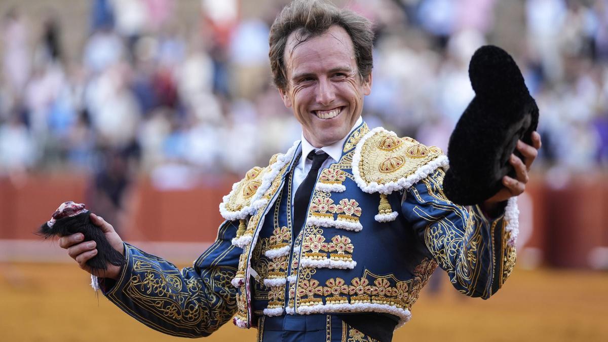 Román Collado, feliz, pasea la primera oreja de su carrera en la plaza de toros de Sevilla