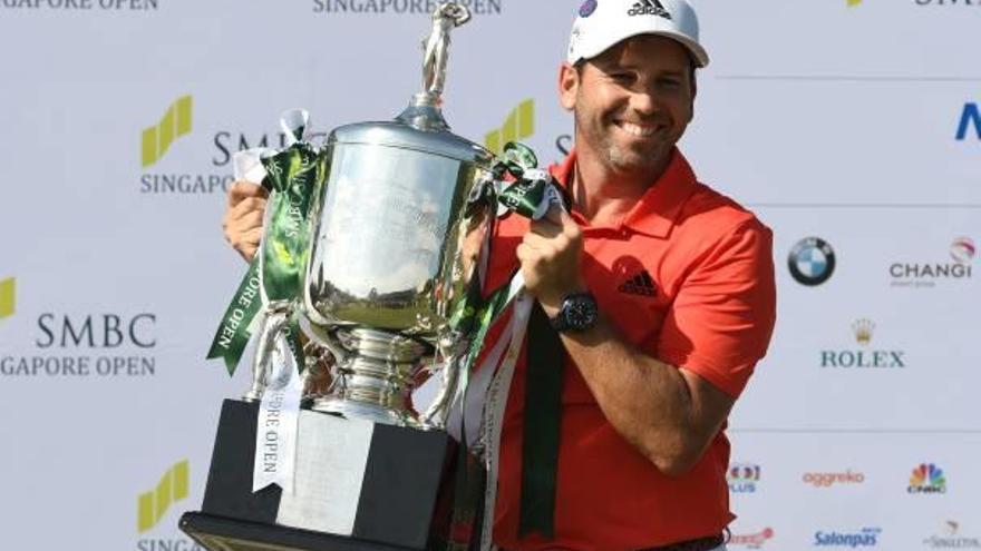 Sergio García, con el galardón que le acredita como campeón en Singapur.