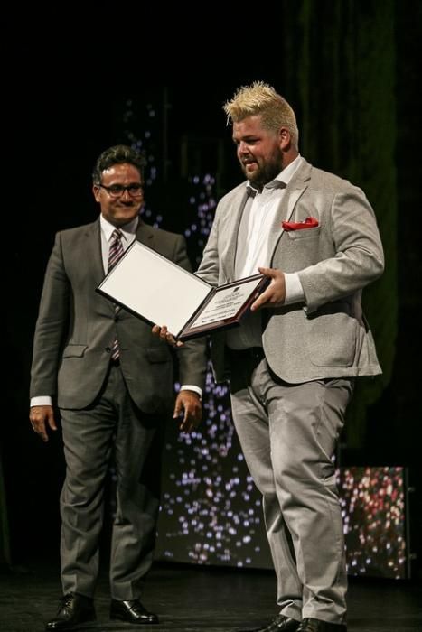 22/06/2016  GASTRONOMIA  III premios gastronomia  la opinión de tenerife la provincia Mahou entregados en el teatro Guimerá.Abrahan Ortega concinero canario por el mundo