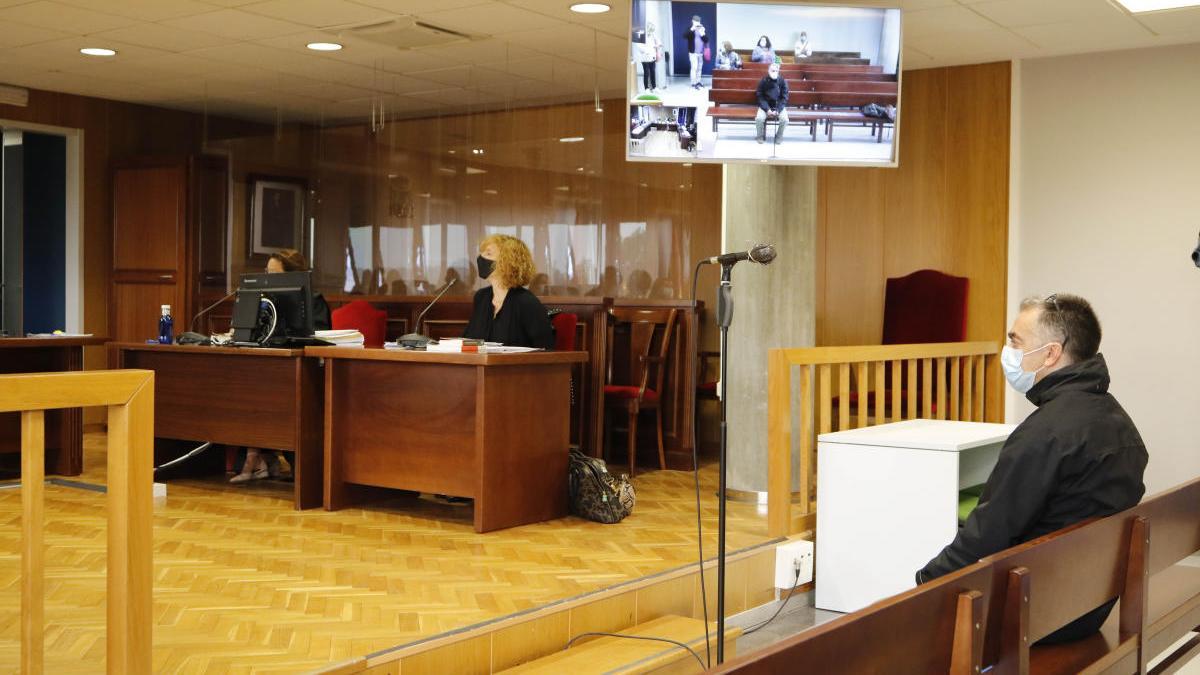 El acusado, en el juicio celebrado esta semana en la Audiencia de Vigo. // Alba Villar