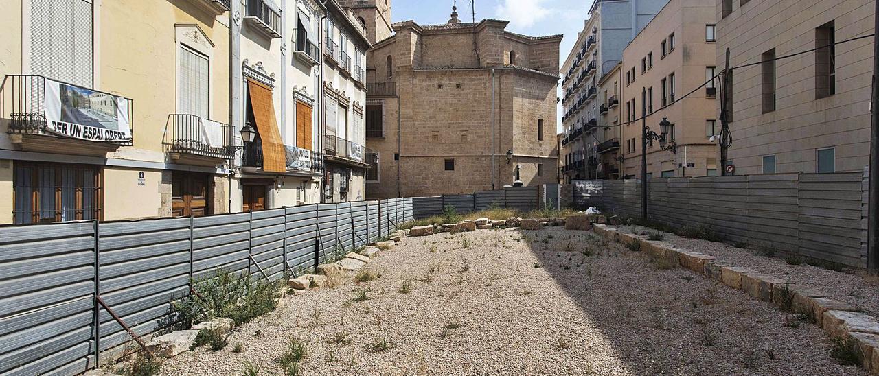 Solar propiedad de las Corts
con la iglesia y torre del
Salvador al fondo. g.caballero