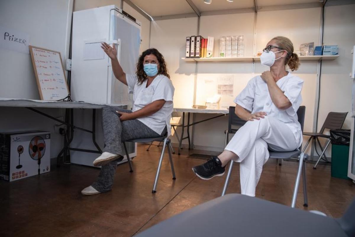 Las dos coordinadoras conversan en la sala donde se almacenan las dosis de la vacuna contra el coronavirus. | ZOWY VOETEN