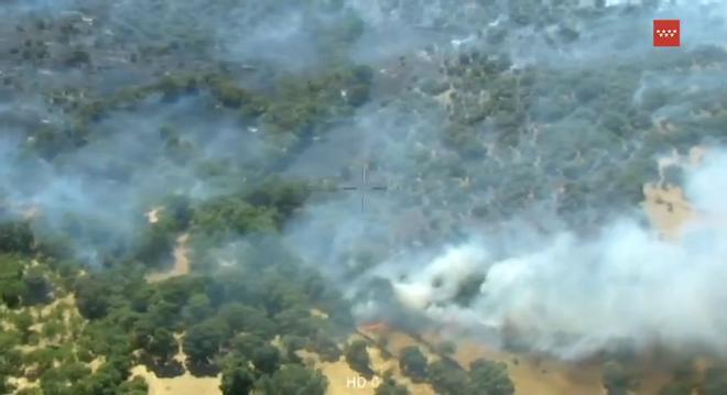 Un incendio forestal provoca confinamientos en la Sierra de Madrid, corta la A-1 y obliga al envío de un ES-Alert