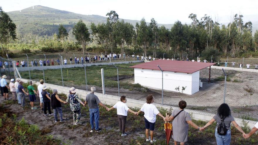 Un momento de la cadena humana en torno a la pirotecnia. |   // NOÉ PARGA