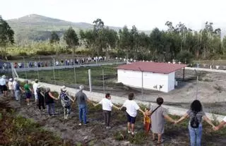 Más de 200 personas se citan en Catoira para reiterar su oposición a la pirotecnia