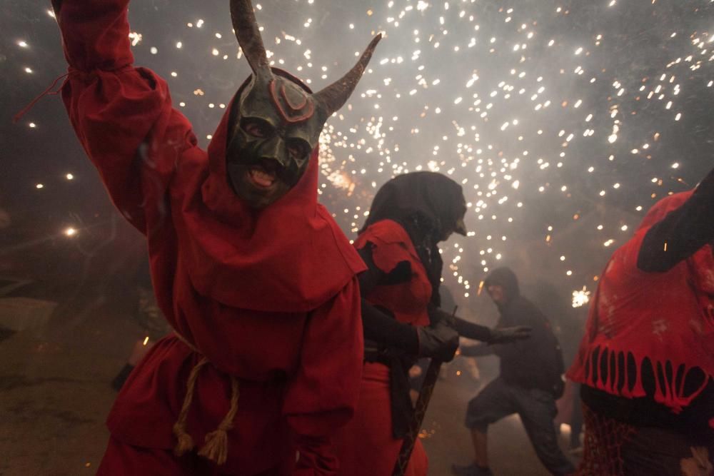 Los ‘dimonis’ invaden El Molinar durante el ‘correfoc’ de sus fiestas de verano