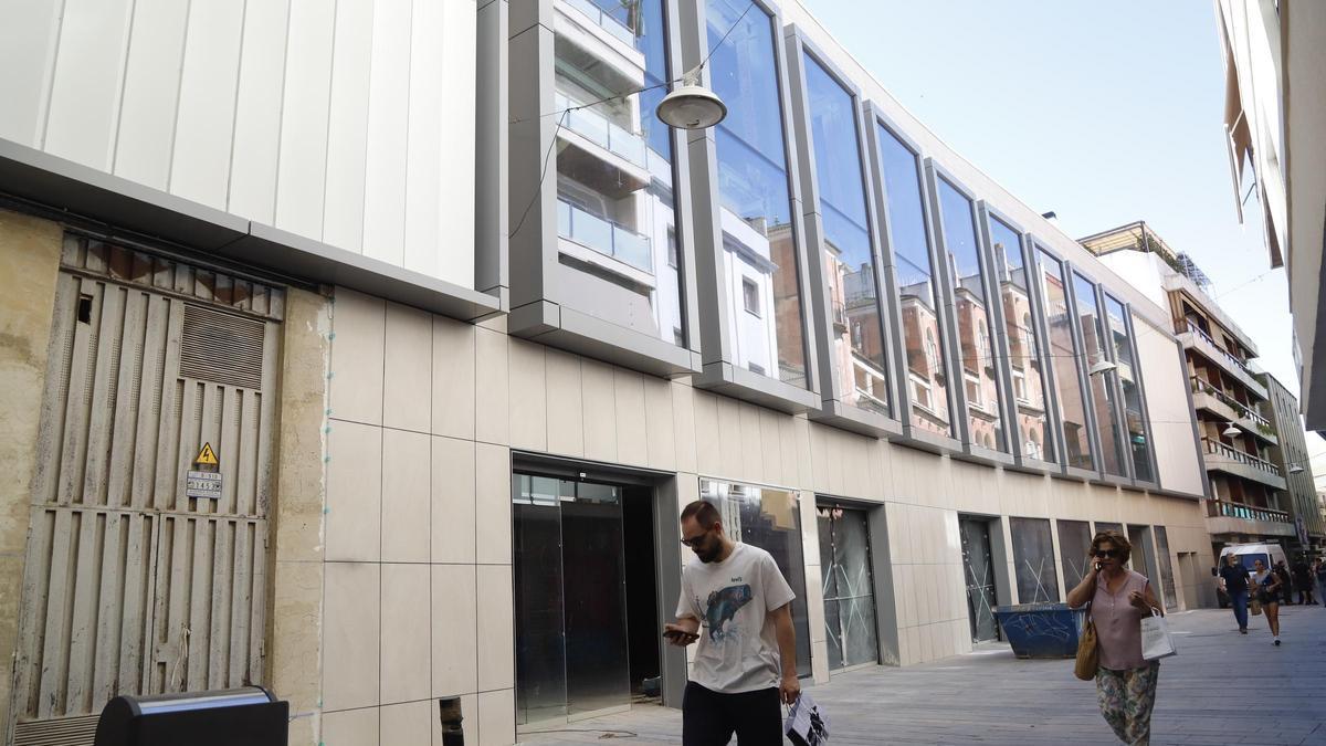 Así ha quedado la fachada del futuro centro comercial de la calle Jesús y María