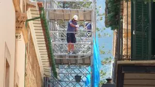 Los vecinos de Sóller empiezan a respirar aliviados: retiran los andamios del Teatro Defensora colocados hace dos años tras su derrumbe