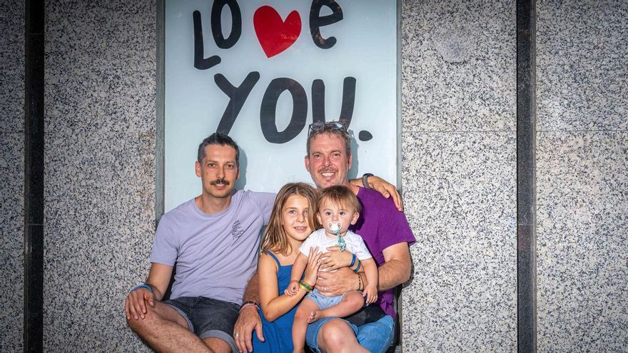 Tres parejas LGTBI en el 20º aniversario del matrimonio igualitario: &quot;Nos seguiremos casando le pese a quien le pese&quot;