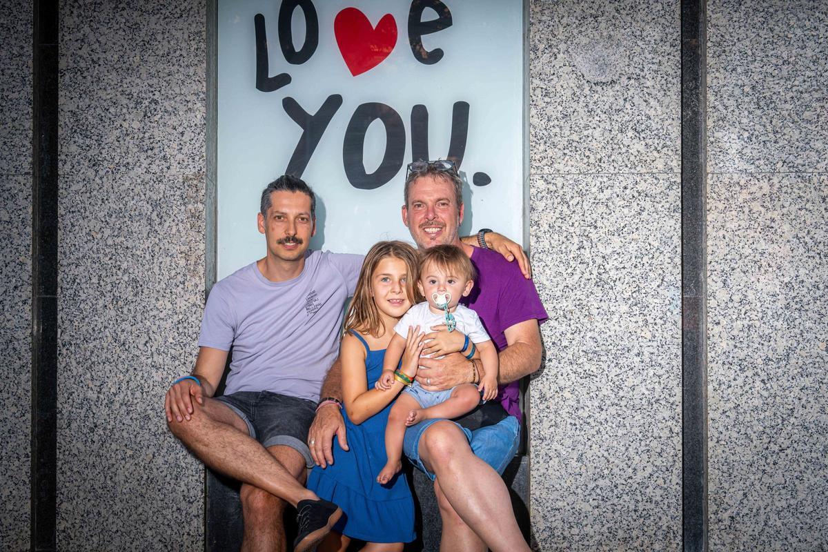 Darío Martínez (izquierda) y su marido, Roberto Cerviño, con sus hijos.