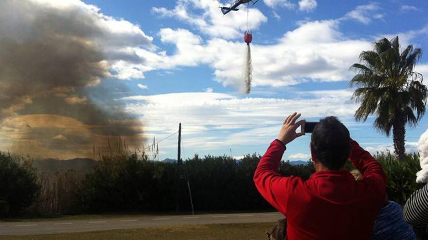 Un fuego en el Millars amenaza una torre eléctrica y casas en Almassora