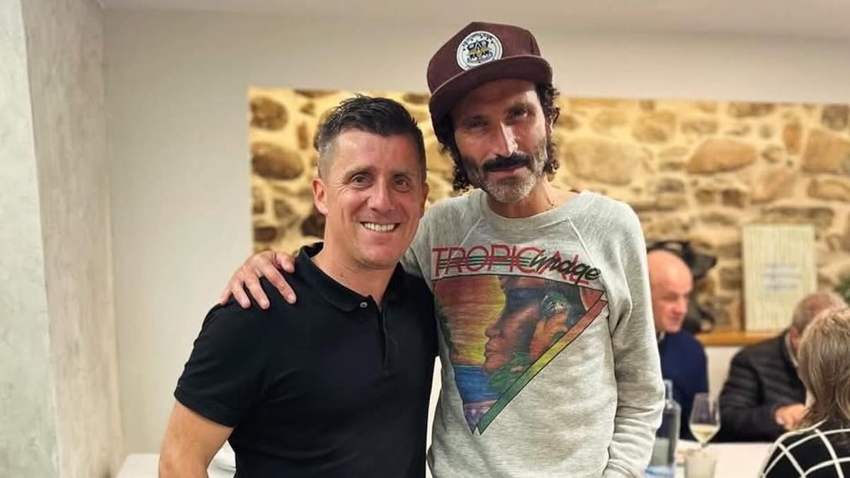 Leiva, en el restaurante El Centollu de Tazones con su propietario Juan del Valle.